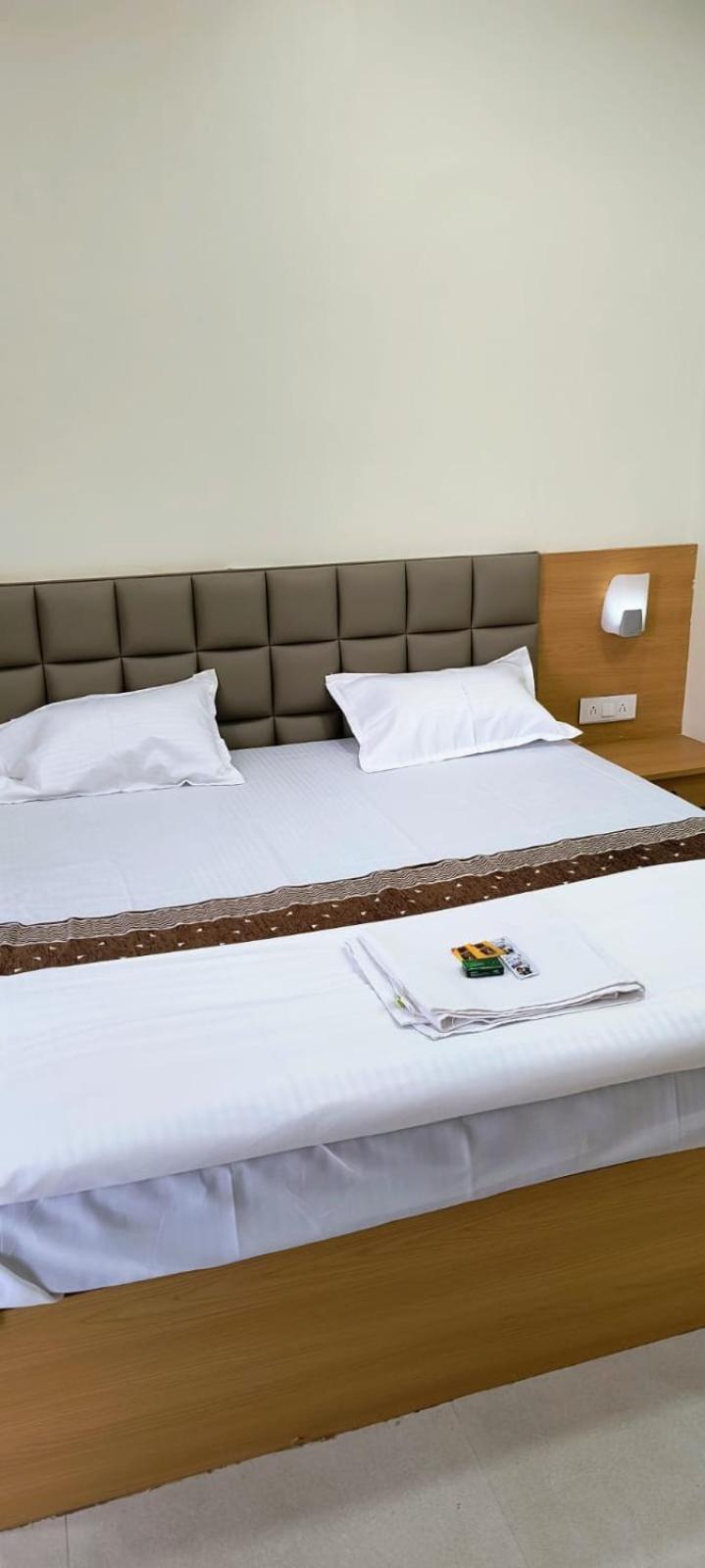 Hotel Satyam Shajapur Extérieur photo