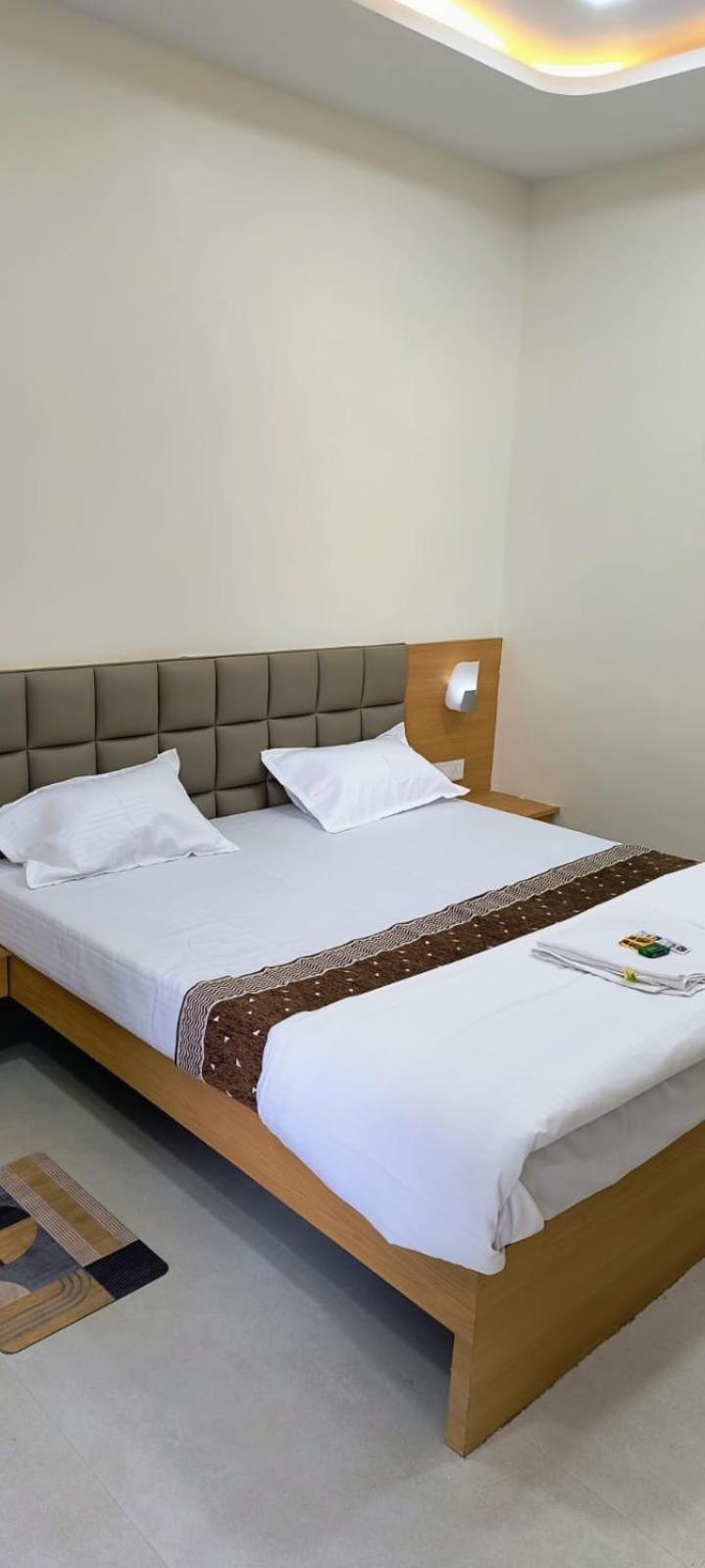 Hotel Satyam Shajapur Extérieur photo