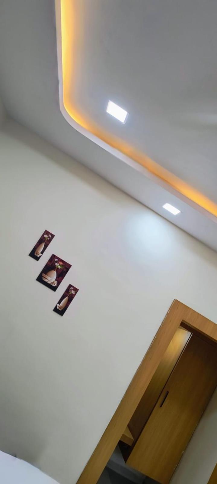 Hotel Satyam Shajapur Extérieur photo