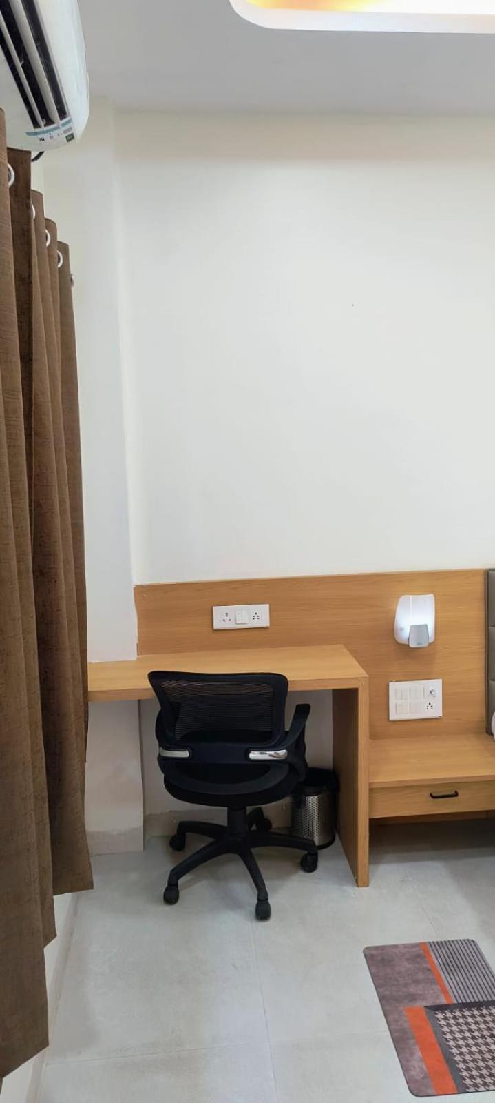 Hotel Satyam Shajapur Extérieur photo