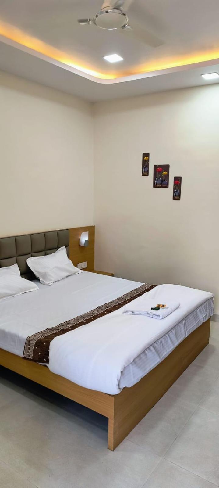 Hotel Satyam Shajapur Extérieur photo