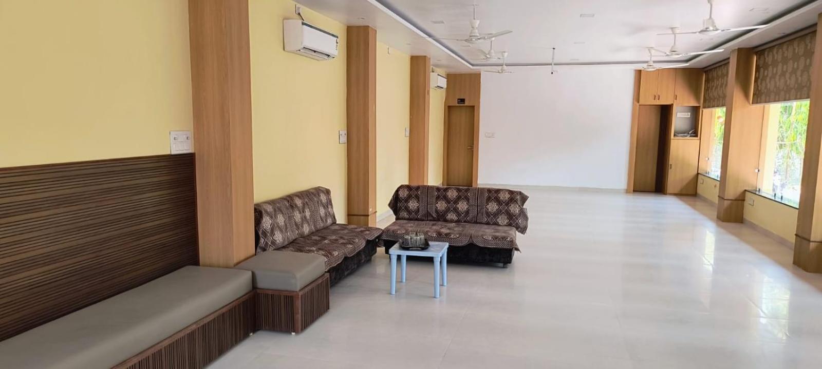Hotel Satyam Shajapur Extérieur photo